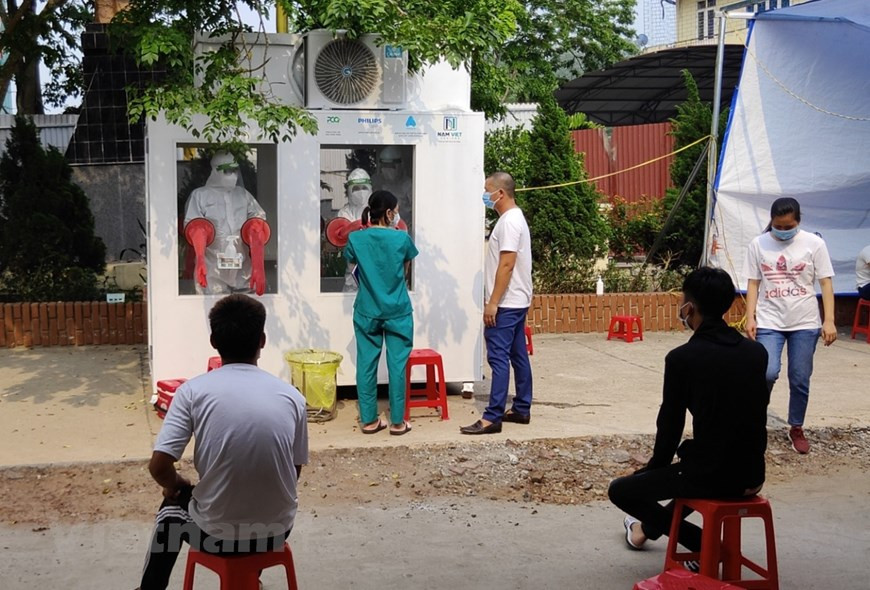 为了确保防疫工作绝对安全，所有沟通交谈都要通过对讲机和智能手机操作系统进行。目前，研制者正等候医护人员的用后反馈，从而进一步改进产品。希望这样的流动性检测室今后将会得到普遍安装，为北江省医护人员的新冠病毒采样核酸检测工作提供支持。图自Vietnam+
