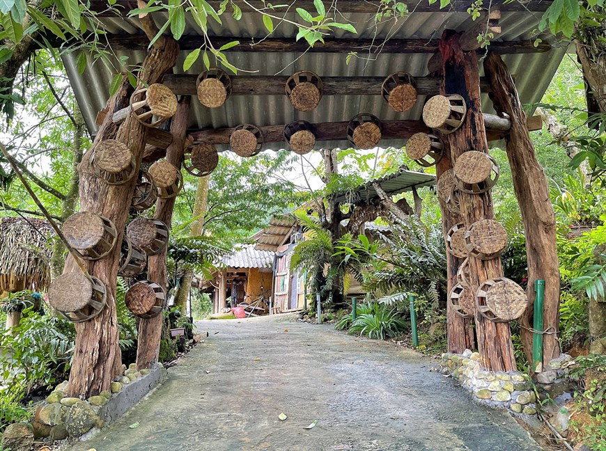 莱州省封土县辛溪湖乡溪湖村的蒙族人不喝酒、不吸烟、不赌博，村里的道路干净整洁。距离莱州市约30公里的辛溪湖社区旅游村海拔达到1500米。这里风景秀丽，气候一年四季凉爽舒适。近日，受新冠肺炎疫情的影响，前往辛溪湖村参观游览和体验蒙族同胞的日常生活的游客很少。图自Vietnam+