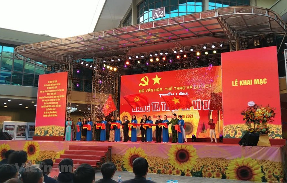 “我党真伟大”展览会旨在突出越南共产党在民族解放斗争、国家革新和建设过程中的领导作用以及越南人民在越南社会主义祖国建设和保卫事业中所取得的成就，同时也是加强对全国各阶层人民、尤其是越南青年一代进行有关爱国传统以及对党、胡伯伯的信心和自豪感的宣传工作。与会代表参加展览会开幕剪裁。图自Vietnam+