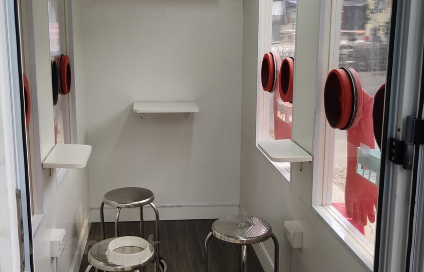 流动性新冠肺炎核酸检测室长2.4米、宽1.2米，高2.65米，可容纳四名医护人员同时执行工作。该检测室安装空气除菌系统及空调系统，让他们并不用穿防护服仍可以进行采样检测，减轻北江省义务人员在炎热夏天的工作压力。图自Vietnam+