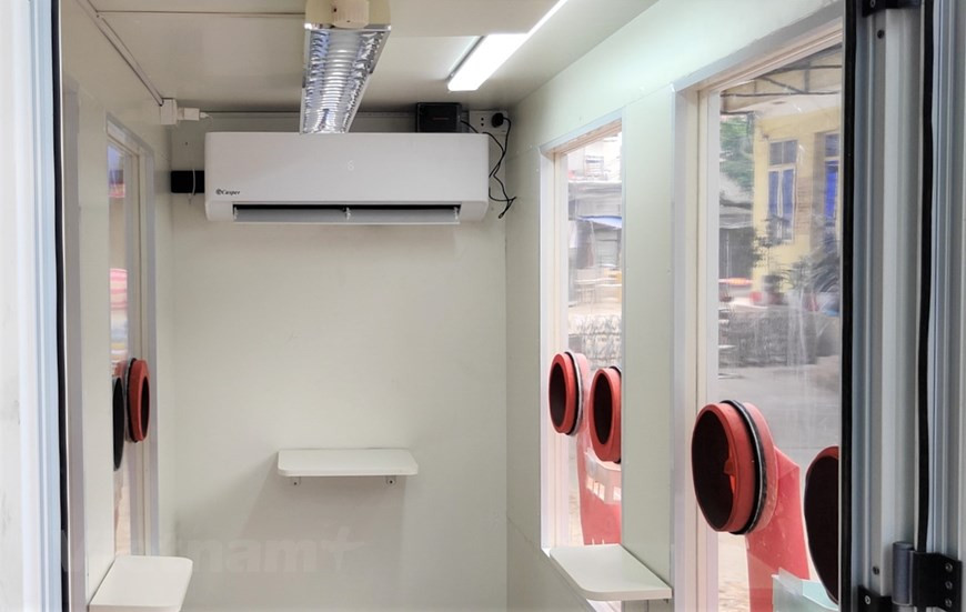 流动性新冠肺炎核酸检测室长2.4米、宽1.2米，高2.65米，可容纳四名医护人员同时执行工作。该检测室安装空气除菌系统及空调系统，让他们并不用穿防护服仍可以进行采样检测，减轻北江省义务人员在炎热夏天的工作压力。图自Vietnam+