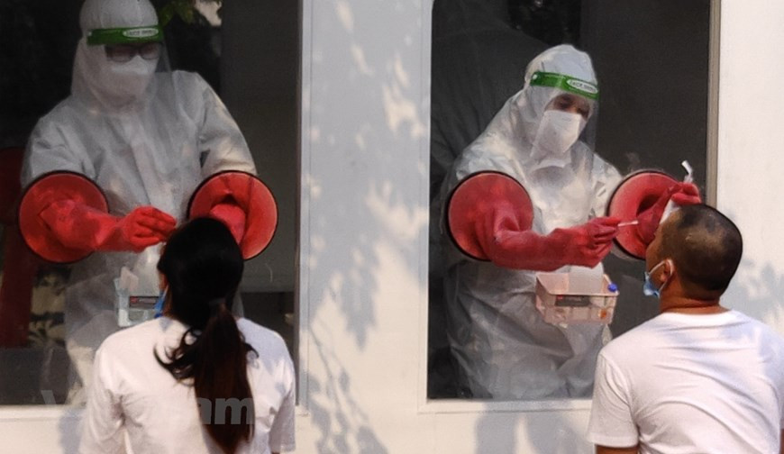 经过连续4个工作日后，安装空气除菌系统及空调系统新冠肺炎核酸检测室已在北江省新安县卫生中心安装完毕。北江省新安县卫生中心护士周氏青表示：“这里安装了空调，我们觉得很凉快，而且很放心，不怕传染因为没有与大家接触。” 图自Vietnam+