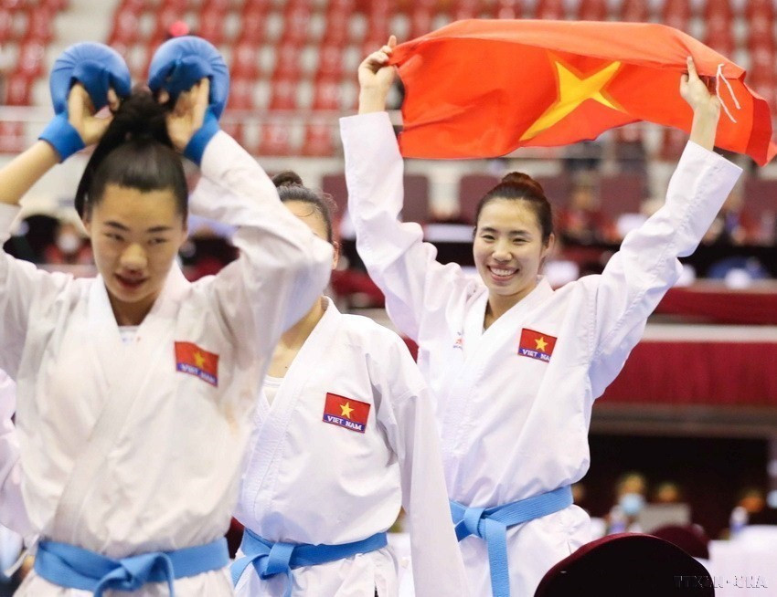 越南空手道队的“铁钢玫瑰”为越南体育代表团的辉煌胜利做出巨大战功，为祖国争光。图自 越通社