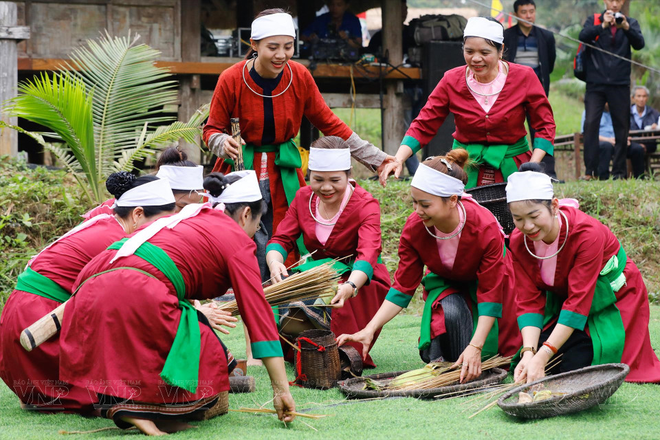 在《农忙曲》悠扬的歌声中，土族同胞随歌起舞。图自越南画报