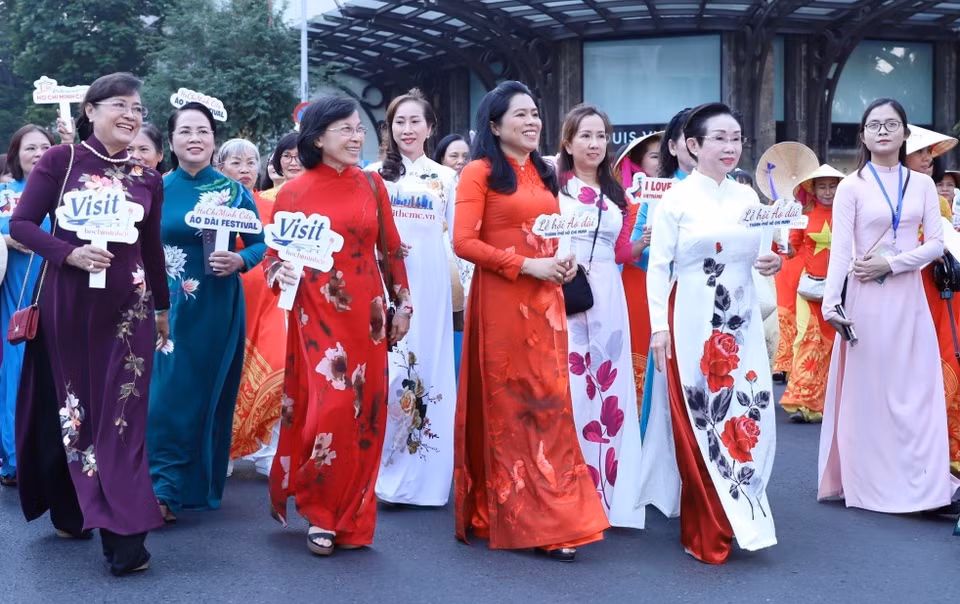 胡志明市市民穿上奥黛，惊艳胡志明市各条街道。图自 越通社