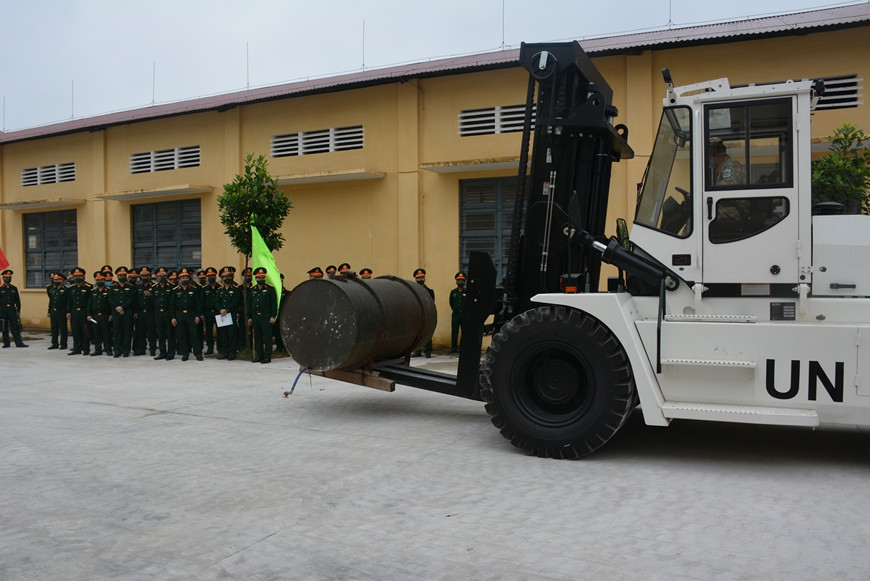 越南国防部代表团视察设备操作技能。图自人民军报