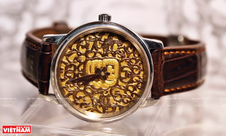 表盘上的金色数字一般是用18K金镶嵌的。图自越通社/越南画报