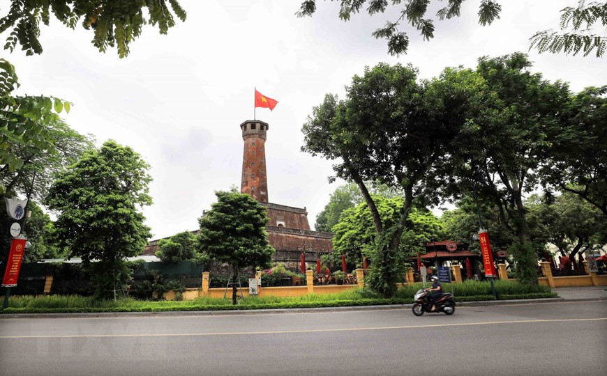 1954年10月10日下午，在河内旗台举行历史性升旗仪式。图自越通社