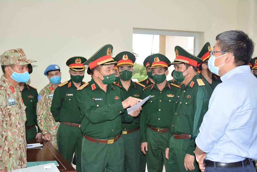 黄春战上将一行亲临技术转让培训班视察。图自人民军报