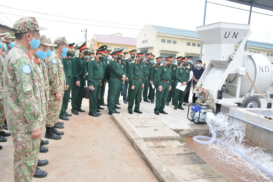 黄春战上将要求训练项目应符合联合国的要求，加强设备操作技能培训。图自人民军报