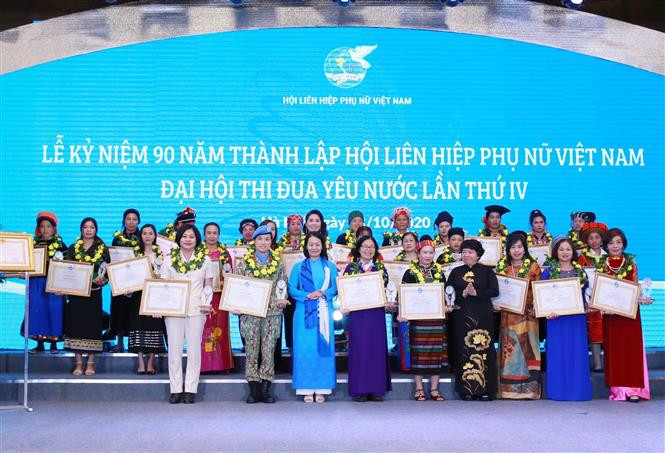 在越南妇女联合会90周年纪念典礼上，组委会对竞赛运动业绩优秀的个人授予越南妇女联合会奖项。图自越通社