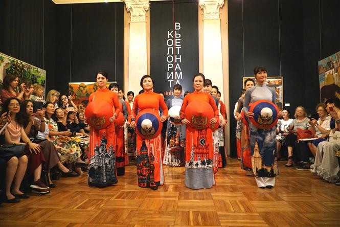 在俄罗斯越南年-越南俄罗斯年活动框架内，克里姆林宫的图案出现在服装设计师邓氏明幸的丝绸奥黛系列上。图自越通社