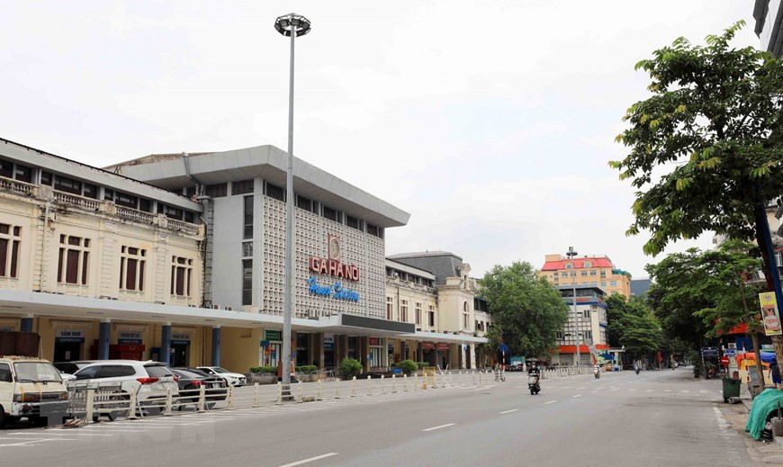 1954年10月9日上午越南人民军接管河内火车站。图自越通社