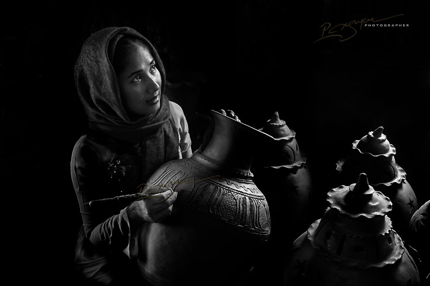 陶匠——占族同胞还以花纹极具特色的陶瓷作品而闻名。（图片来源：新河内报）