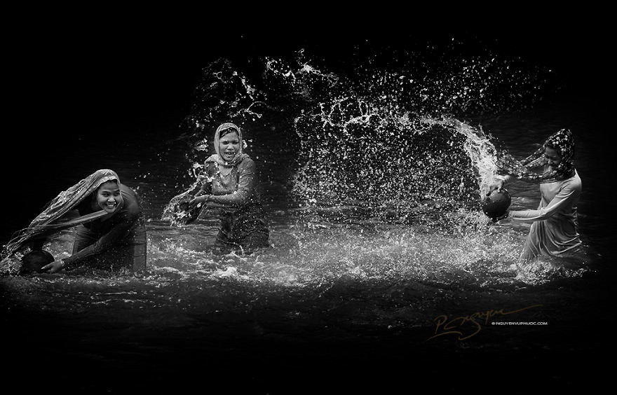 泼水——随性发起的泼水游戏让繁重工作所带来的疲惫一扫而光。（图片来源：新河内报）