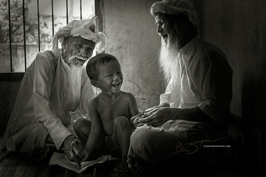 传统——高龄老人将古老的风俗传承给儿孙。（图片来源：新河内报）