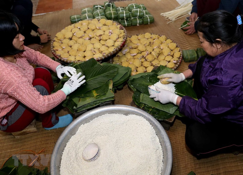 乡里男女老幼都在匆匆忙忙包粽子，赶时间为春节市场提供美味的粽子。 越通社记者 武生 摄