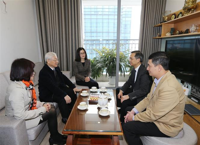 阮富仲向已故越共中央总书记长征家人致以亲切的问候和新春祝福。越通社记者 智勇 摄。
