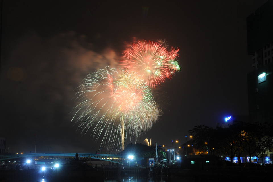 胡志明市于2018年2月16日0时至0时15分在西贡河隧道地区、莲花池（Đầm Sen）文化公园、古枝地道、芹椰生物圈保护区、郎乐-鹤溏（Láng Le – Bàu Cò）历史遗迹区以及龙丁字路口（Ngã Ba Giồng）烈士纪念区等地举行烟花燃放活动。越通社记者 孟玲 摄