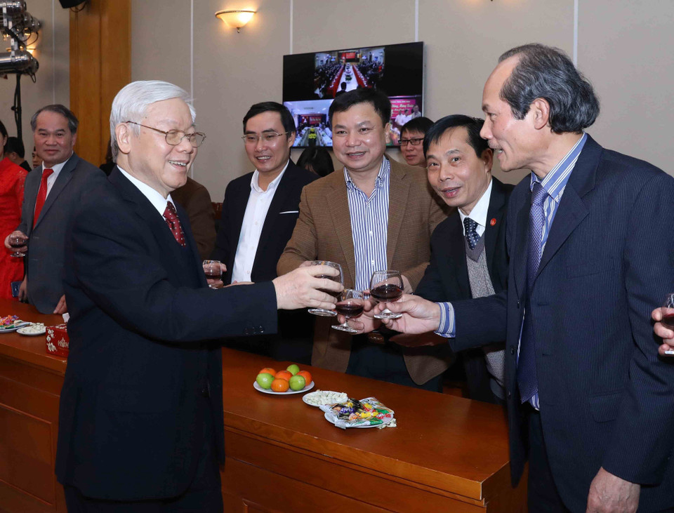 阮富仲向越共中央办公厅干部人员拜年。越通社记者 芳花 摄 