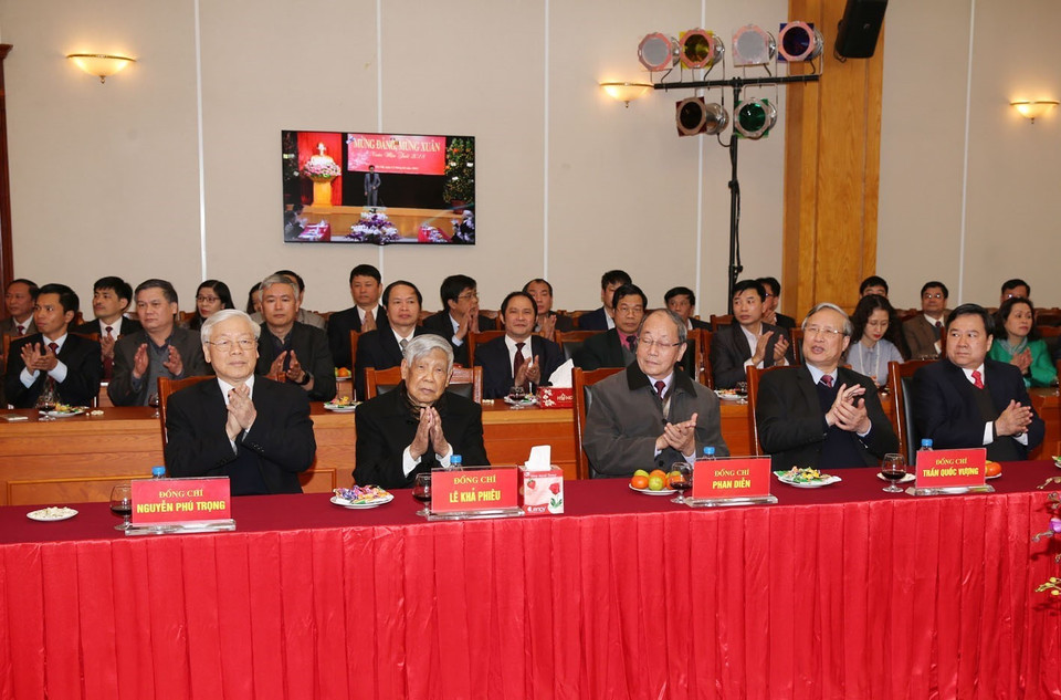 阮富仲与原党和国家领导。越通社记者 智勇 摄
