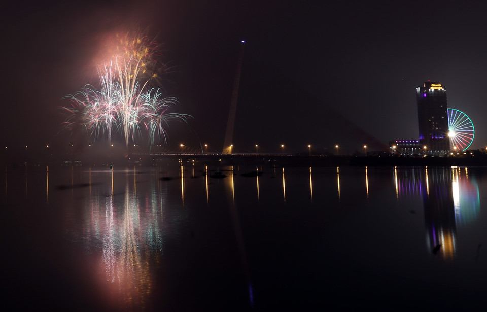 胡志明市于2018年2月16日0时至0时15分在西贡河隧道地区、莲花池（Đầm Sen）文化公园、古枝地道、芹椰生物圈保护区、郎乐-鹤溏（Láng Le – Bàu Cò）历史遗迹区以及龙丁字路口（Ngã Ba Giồng）烈士纪念区等地举行烟花燃放活动。越通社记者 孟玲 摄