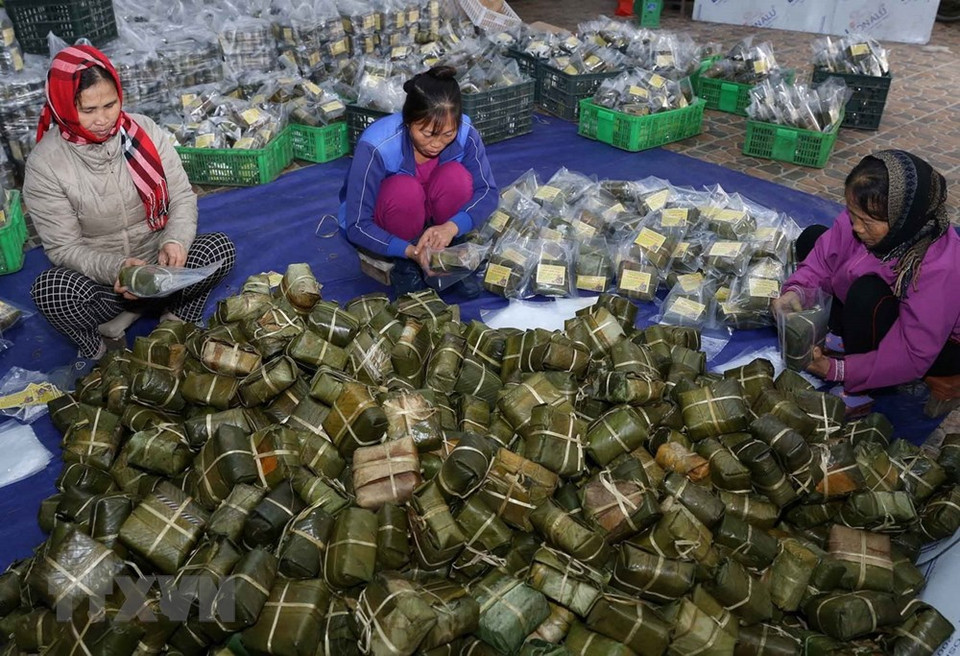 ​粽子包装过程中。 越通社记者 武生 摄