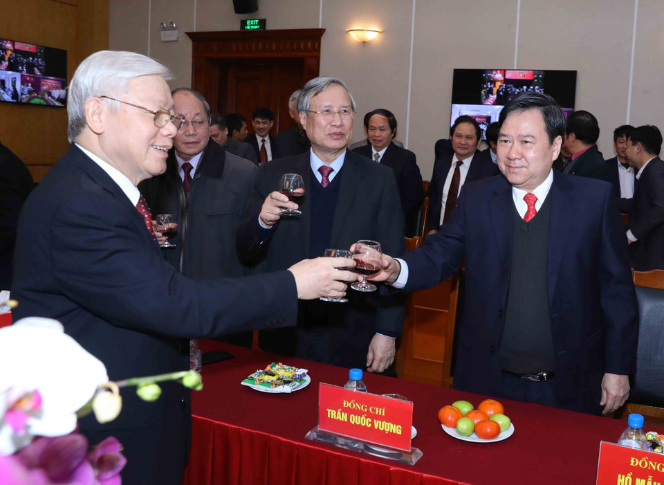 阮富仲向越共中央办公厅干部人员拜年。越通社记者 芳花 摄