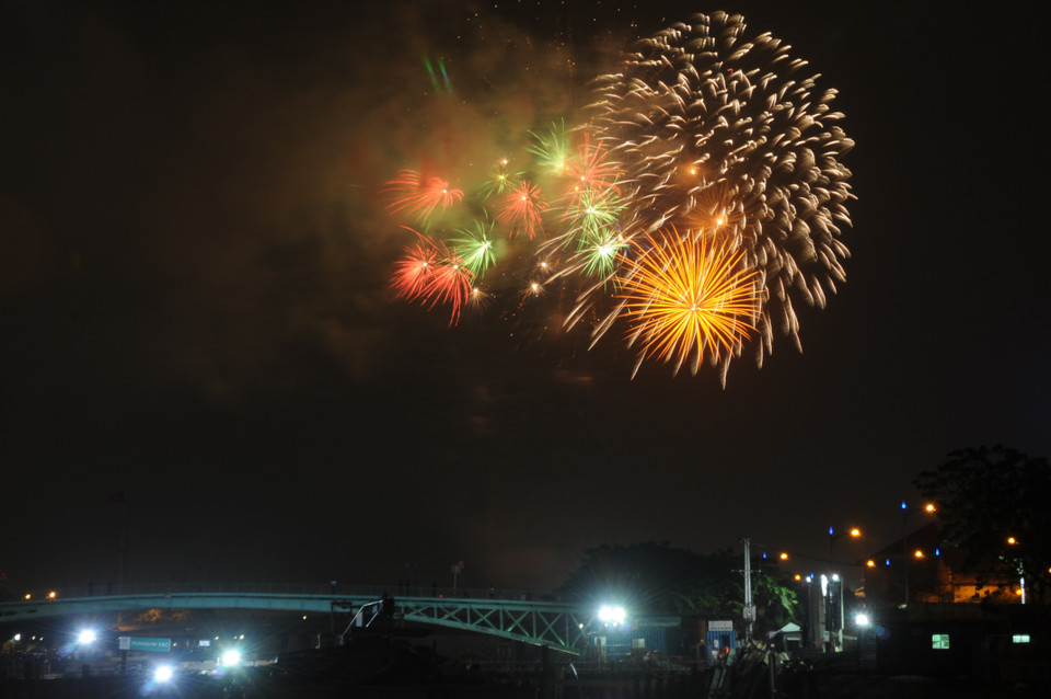 胡志明市于2018年2月16日0时至0时15分在西贡河隧道地区、莲花池（Đầm Sen）文化公园、古枝地道、芹椰生物圈保护区、郎乐-鹤溏（Láng Le – Bàu Cò）历史遗迹区以及龙丁字路口（Ngã Ba Giồng）烈士纪念区等地举行烟花燃放活动。越通社记者 孟玲 摄