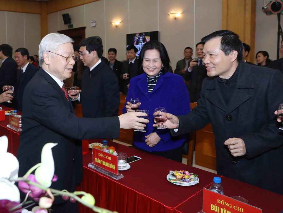 阮富仲向越共中央办公厅干部人员拜年。越通社记者 芳花 摄