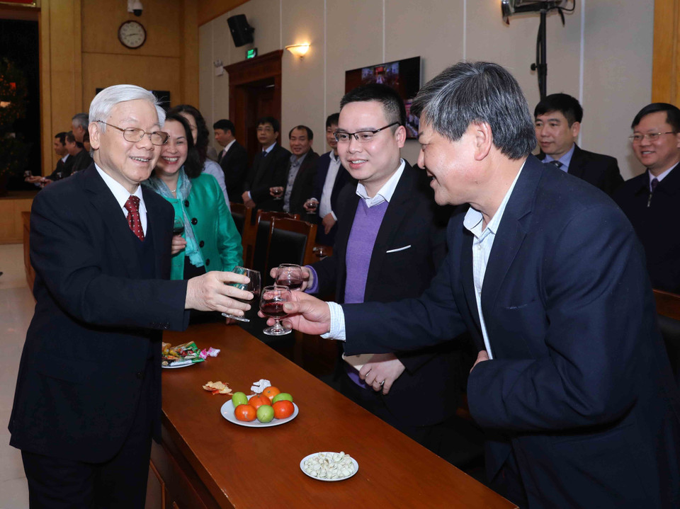 阮富仲向越共中央办公厅干部人员拜年。越通社记者 芳花 摄 