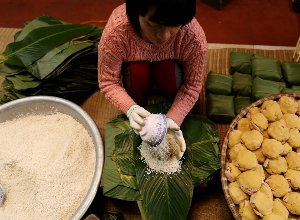 争曲村的包粽子熟手不用模具而是手工包。 越通社记者 武生 摄