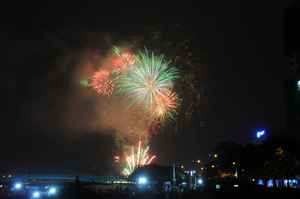 胡志明市于2018年2月16日0时至0时15分在西贡河隧道地区、莲花池（Đầm Sen）文化公园、古枝地道、芹椰生物圈保护区、郎乐-鹤溏（Láng Le – Bàu Cò）历史遗迹区以及龙丁字路口（Ngã Ba Giồng）烈士纪念区等地举行烟花燃放活动。越通社记者 孟玲 摄