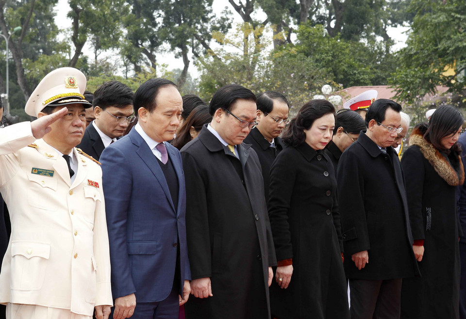 2月13日上午，河内市政府领导代表团向英烈纪念碑敬献花圈。越通社记者 安登 摄。​ 