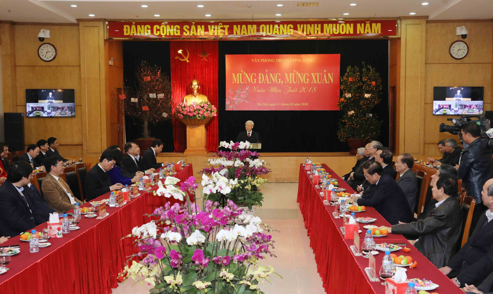 阮富仲与越共中央办公厅干部人员亲切会面。越通社记者 芳花 摄。