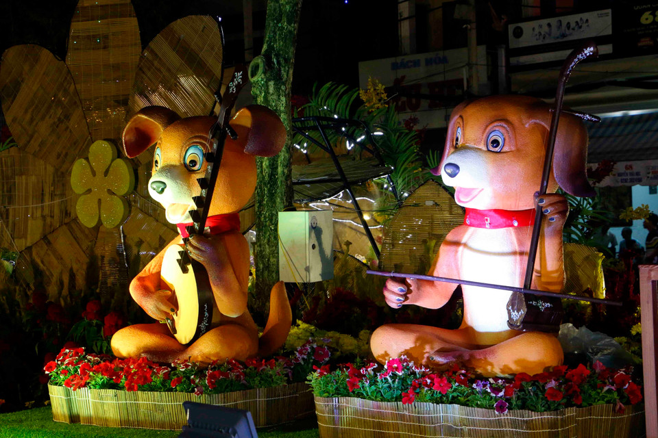 题为“芹苴喜迎新春”的芹苴市花街2月12日晚正式开街，吸引众多游客前来参观赏花。越通社记者 清廉 摄