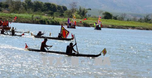 传统独木舟竞赛活动有助于维护和弘扬当地传统文化。越通社记者 光蔡 摄。