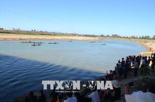 昆嵩省传统独木舟比赛吸引诸多观众前来助威。越通社记者 光蔡 摄。