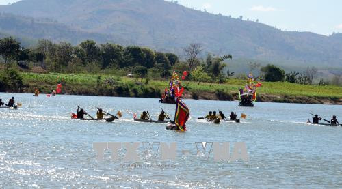 传统独木舟竞赛活动有助于维护和弘扬当地传统文化。越通社记者 光蔡 摄。
