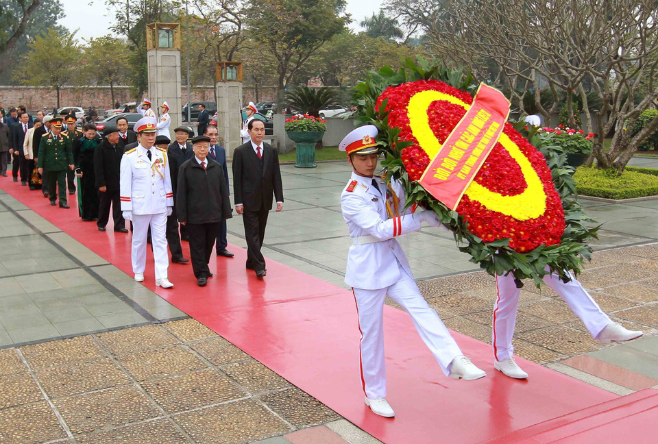 2月13日上午，越共中央执行委员会、国家主席、国会、政府、越南祖国阵线中央委员会代表团在河内北山路英烈纪念碑敬献花圈。越通社记者 安登 摄