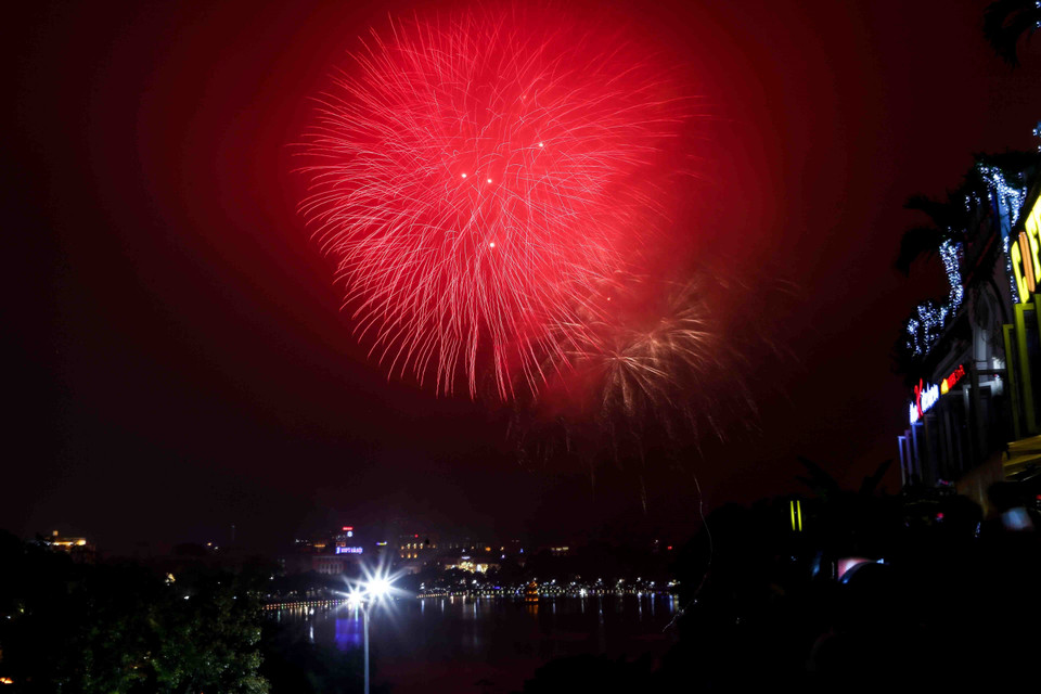 首都河内在31个地点放烟花，其中高空烟花燃放地点9处，低空烟花燃放地点22处。越通社记者成达 摄