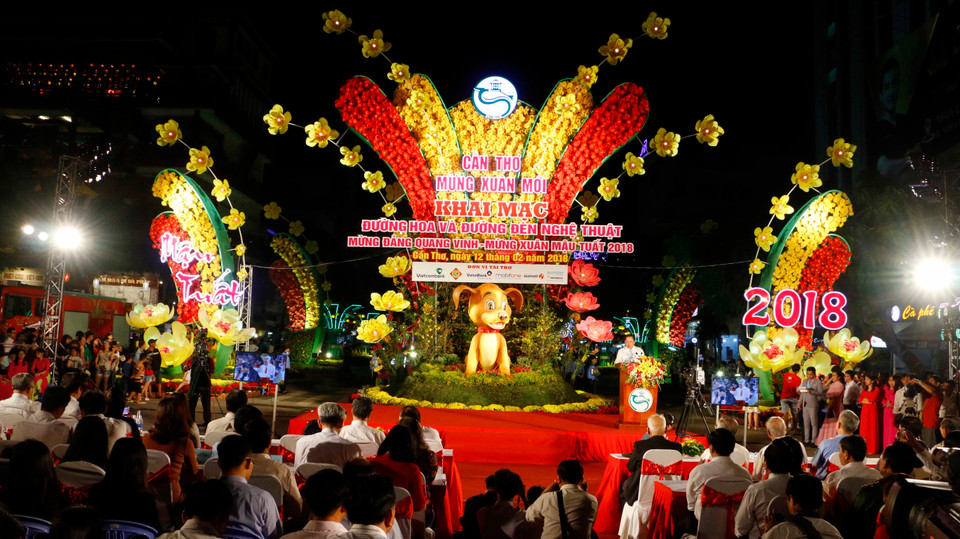 题为“芹苴喜迎新春”的芹苴市花街2月12日晚正式开街，吸引众多游客前来参观赏花。越通社记者 清廉 摄