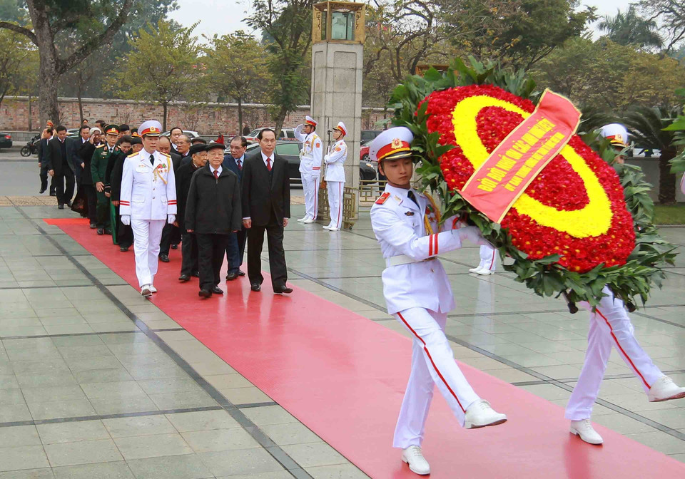 2月13日上午，越共中央执行委员会、国家主席、国会、政府、越南祖国阵线中央委员会代表团在河内北山路英烈纪念碑敬献花圈。越通社记者 安登 摄