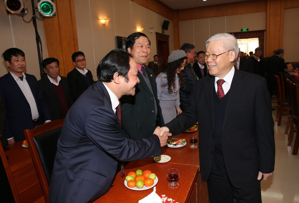 阮富仲与越共中央办公厅干部人员握手。越通社记者 智勇 摄