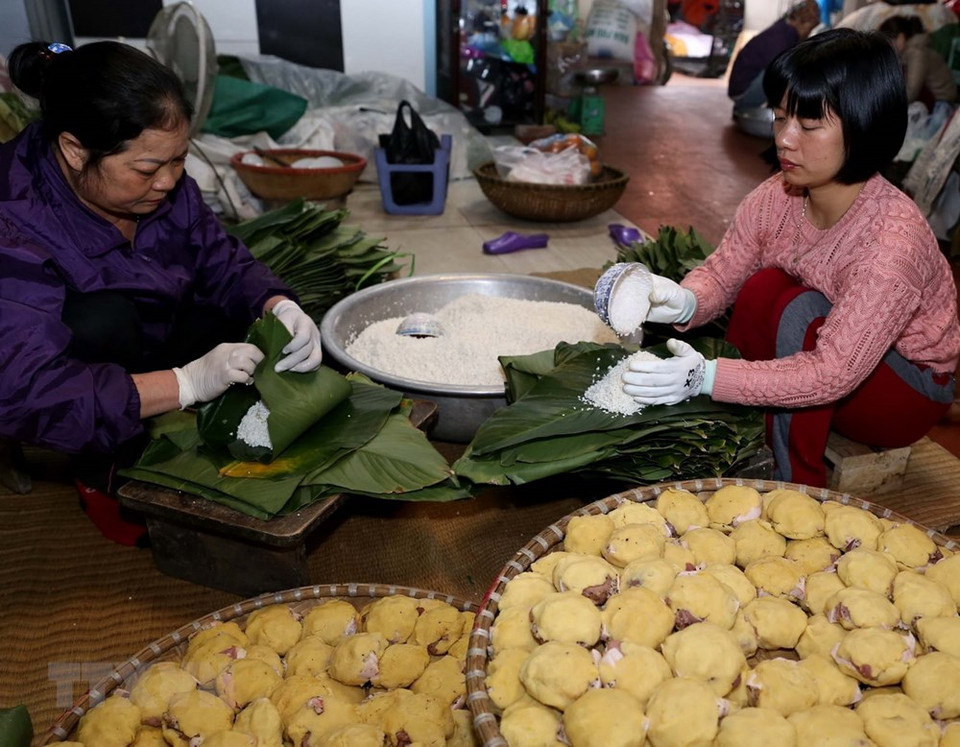 乡里男女老幼都在匆匆忙忙包粽子，赶时间为春节市场提供美味的粽子。 越通社记者 武生 摄