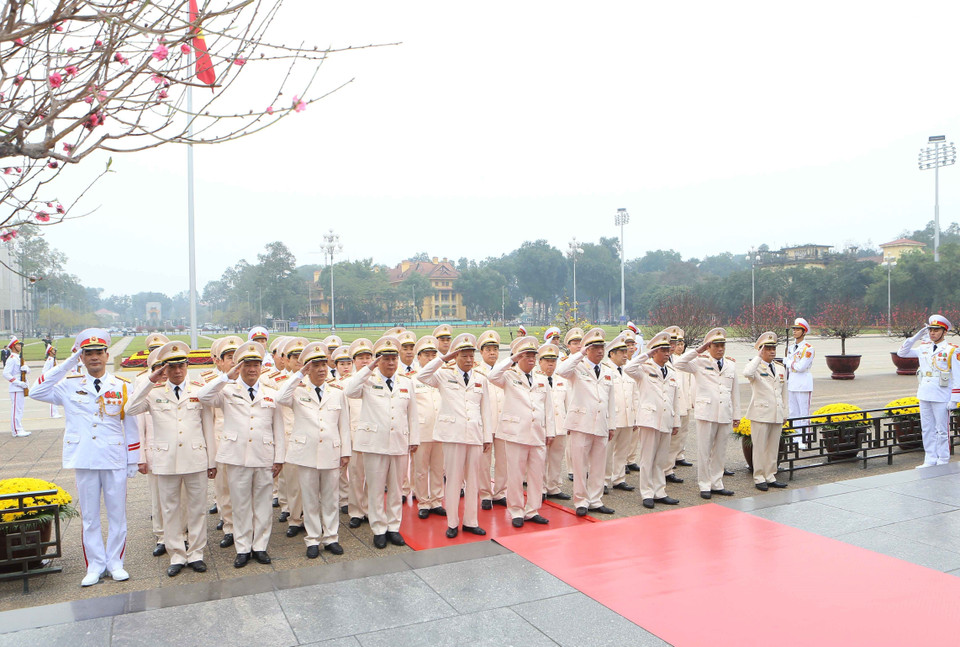 2月13日上午，中央公安党委和公安部代表团在在河内北山路英烈纪念碑敬献花圈。越通社记者 安登 摄。