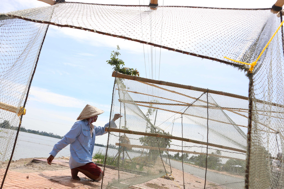 渔民在制作渔网。 越通社记者 维姜 摄