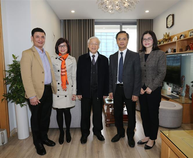 阮富仲与已故越共中央总书记长征家人合影。越通社记者 智勇 摄。