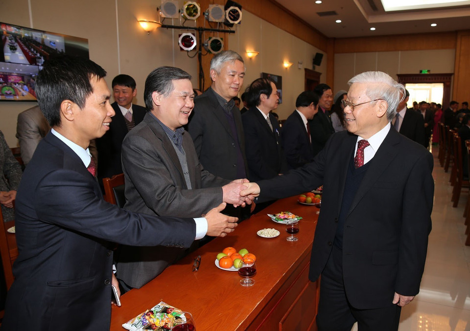 阮富仲与越共中央办公厅干部人员握手。越通社记者 智勇 摄