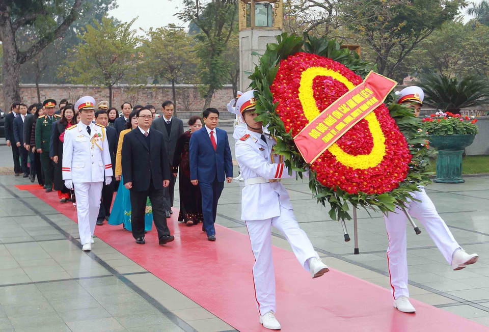 2月13日上午，河内市政府领导代表团向英烈纪念碑敬献花圈。越通社记者 安登 摄。 